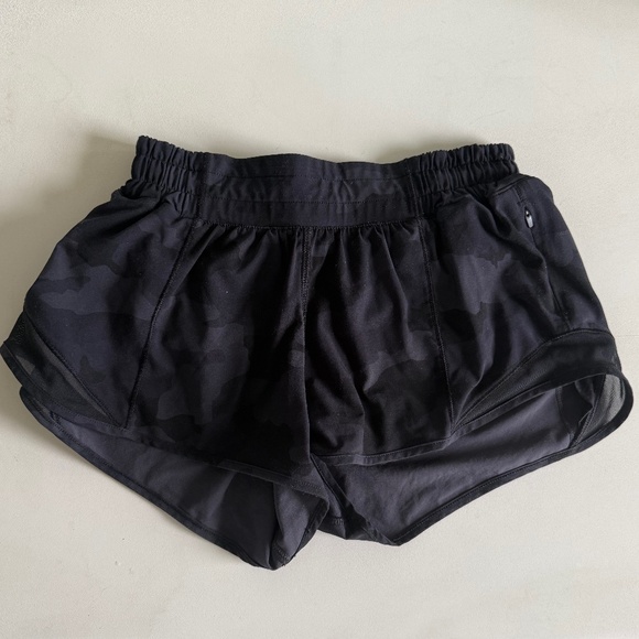 Lululemon Hot Hot Low-Rise Lined Short 2.5” - Picture 2 of 2
